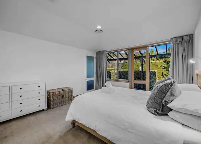 Lakeside Serenity At Eely Point With Pool Wanaka