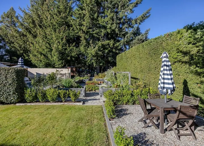 Lakeside Serenity At Eely Point With Pool Ferienhaus